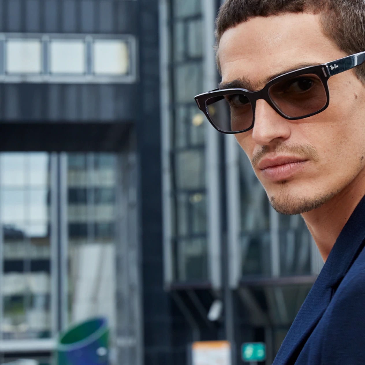 Hombre con gafas Transitions